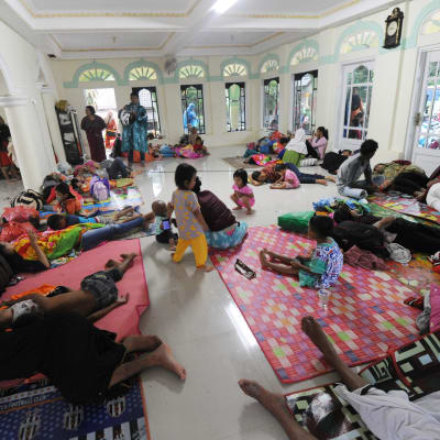 Hemlösa får härbärge i moské i Tenjolahang i provinsen Banten i Indonesien