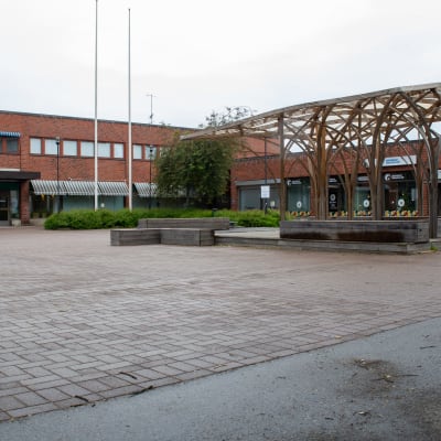 Tuusulan tori tyhjillään sateisena kesäpäivänä.