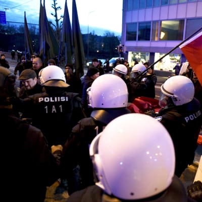 Nordiska motståndsrörelsen bär den nazistiska hakkorsflaggan under demonstration på självständighetsdagen 2018. Polisen griper in.
