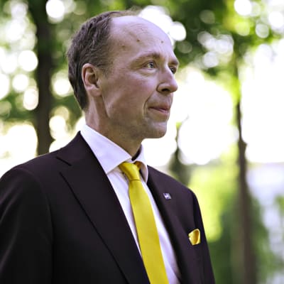 Jussi Halla-aho anländer till Yles kommunalvalsdebatt. 