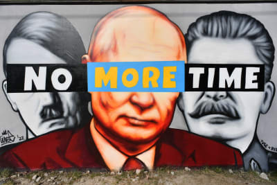 En väggmålning av Hitler, Putin och Stalin. Målningen har texten tiden är ute.