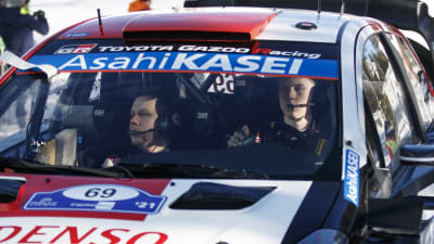 Jonne Halttunen och Kalle Rovanperä i en rallybil.