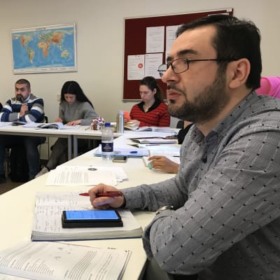 Sazkhan Amizguliyev i ett klassrum med andra invandrare som lär sig danska.