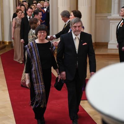 Kvina och man på väg in i presidentens slott