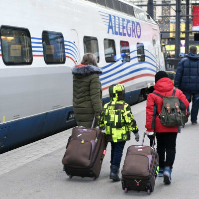 Ryska turister anländer till Helsingfors järnvägsstation från S:t Petersburg
