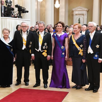 Gruppbild med Finlands presidenter Niinistö, Halonen och Ahtisaari på slottsbalen 2016.