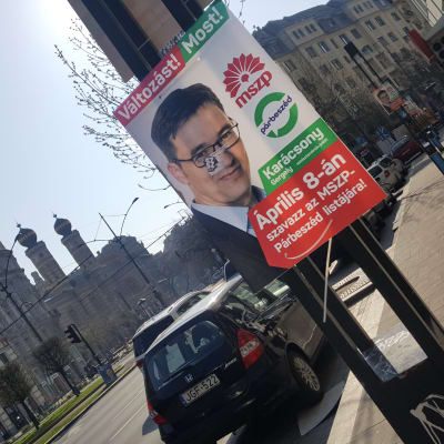 Valplakat i på ungersk gata.