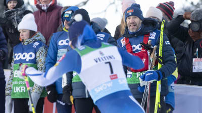 Teemu Pasanen hejar på Kerttu Niskanen.