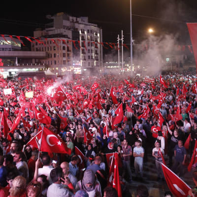 Turkar demonsterar mot militärkuppen i Turkiet 2016