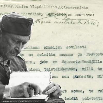 Etualalla Mannerheim, kuvattuna vuonna 1941 (SA-kuva), taustalla valokuva Yleisradion konekirjoitetusta päiväkäskystä 14.3.1940.
