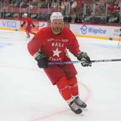 Leo Komarov värmer upp på isen.
