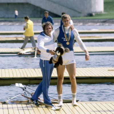 Pertti Karppinen, Moskovan olympialaisten soudun kultamitalisti, sukkasillaan kultamitali kaulassaan valmentajansa Jarkko Ranisen kainalossa.