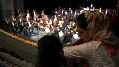 Symfoniorkester uppträder i Teheran.