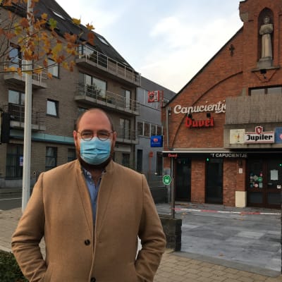 Restaurangförbundets ordförande Steven Rosseel står utanför en stängd krog i den belgiska 