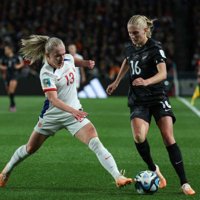Nya Zeelands Jacqui Hand i deull med Norges Thea Bjelde