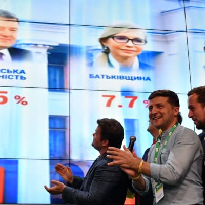Volodymyr Zelenskyj glädjs över vallokalsundersökningens resultat.