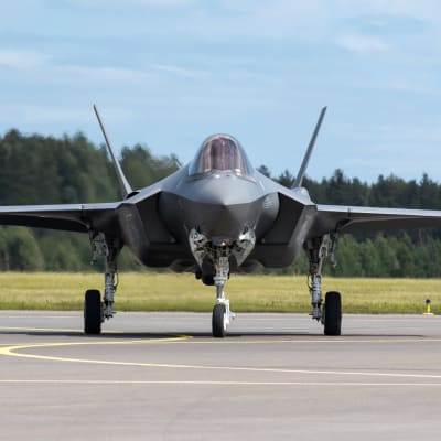 Lockheed Martinin F-35 hävittäjä kiitoralla Turku Airshow:ssa kesäkuussa 2019.