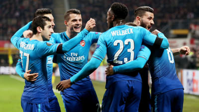 Arsenalspelare firar ett mål i Europa League.