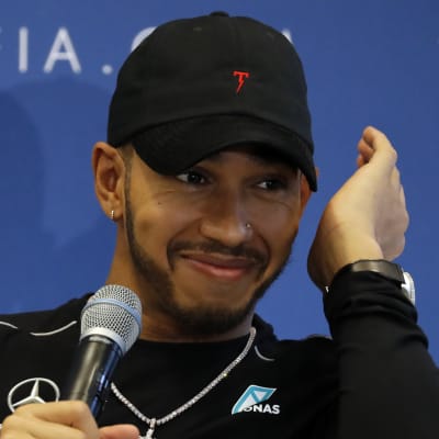 Lewis Hamilton svarar på frågor under en presskonferens.
