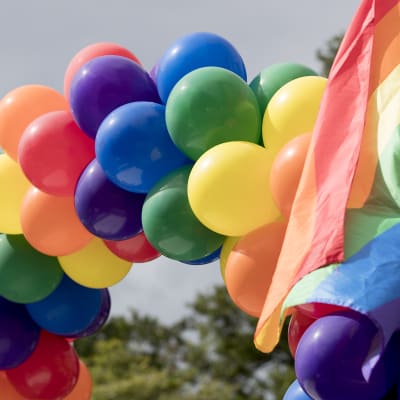 Färggranna ballonger och flaggor under Stockholm Pride 2017. 