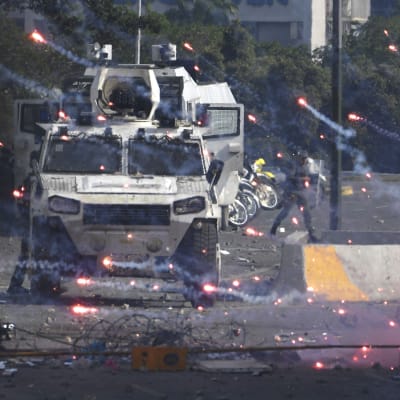 Kravallpolis drabbar samman med oppositionsaktivister i Caracas