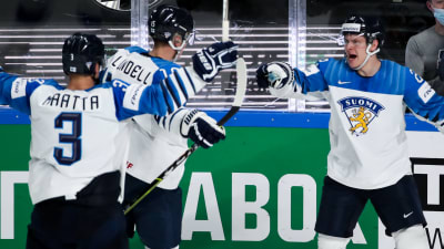 Olli Määttä, Anton Lundell och Arttu Ruotsalainen firar ett mål i matchen mot Kanada.