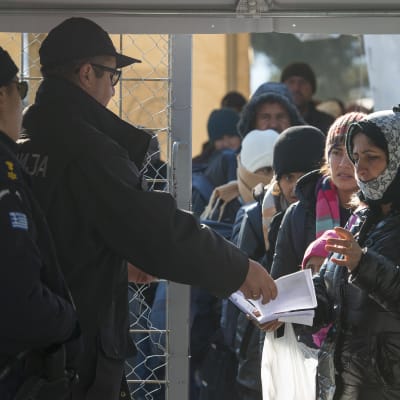 Asylsökande vid gränsen mellan Grekland och Makedonien i februari 2016.