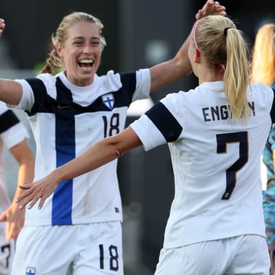 Linda Sällström och Adelina Engman firar mål i landslaget.