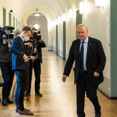 Hannu Hoskonen kommer ut från mötesrum i riksdagen.