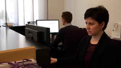 i receptionen på företaget Grant Thornton i Riga sitter en kvinna och en man vid sina datorer