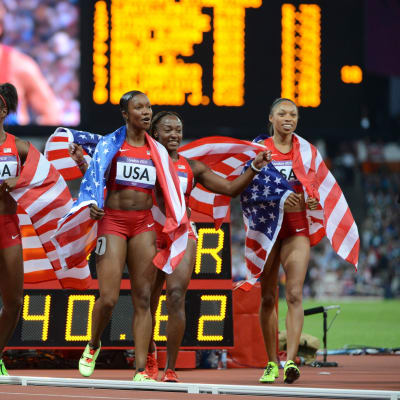 USA:s damer löpte nytt världsrekord på den korta stafetten.