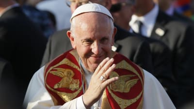 Påven Franciskus besöker Armenien klädd i vitt och rött med gulddetaljer.