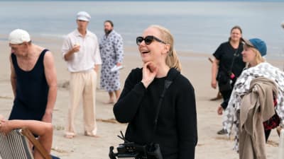 Regissören Zaida Bergroth står på en strand under inspelningen av filmen Marias paradis.