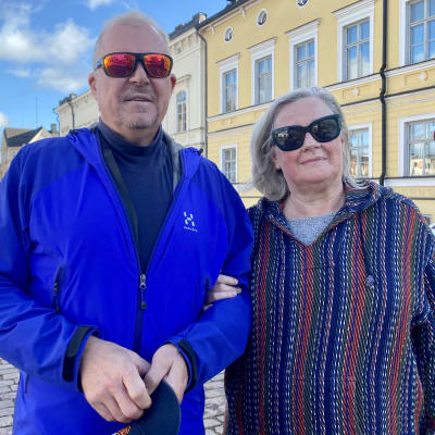 En man och en kvinna i höstkläder och solglasögon.