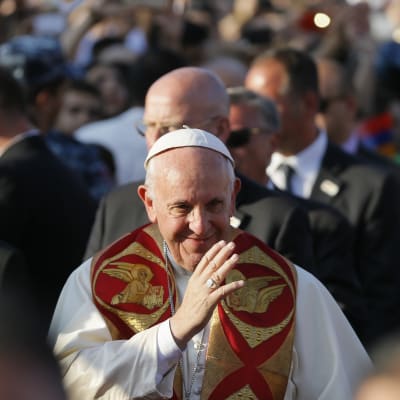 Påven Franciskus besöker Armenien klädd i vitt och rött med gulddetaljer.