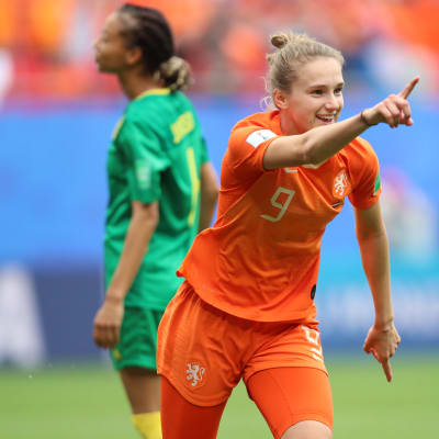 Vivianne Miedema firar ett mål.