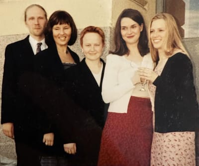 Ilona Rauhala opiskelijaystäviensä kanssa vuonna 1999.