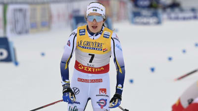 Ebba Andersson går i mål i Ruka 2020.