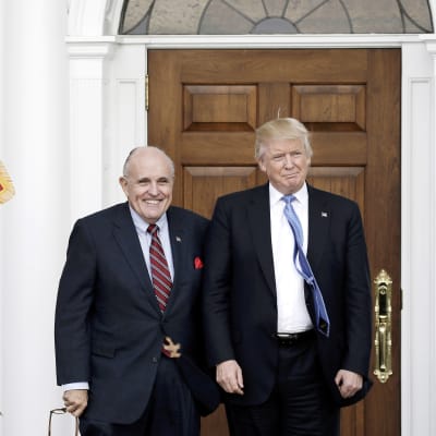 Rudy Giuliani poseerasi presidentti Trumpin kanssa Trumpin omistaman golf-klubin edustalla New Jerseyssä marraskuussa 2016.
