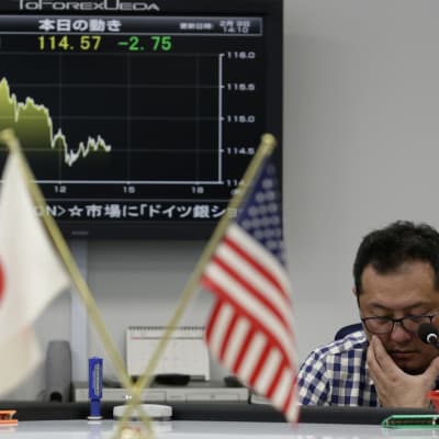 Japansk valutatrader den 9 februari då dollarn sjönk i förhållande till yenen och Tokyobörsen kraschade 5,4 procent.
