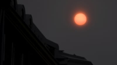 Röd sol i centrum av Helsingfors.