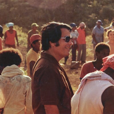 Pastori Jim Jones lahkolaistensa ympäröimänä Jonestownissa vuonna 1978