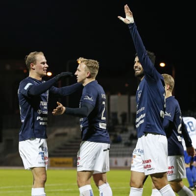 AC Oulu-spelare firar mål.