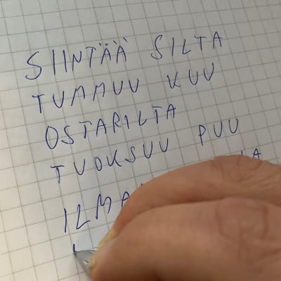Mies kirjoittaa runoa