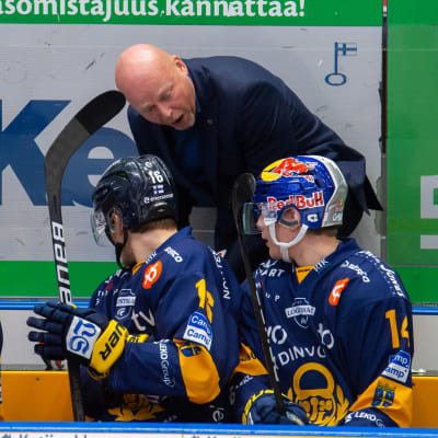 Kuvassa Lukon päävalmentaja Marko Virtanen ohjeistaa Niklas Ylitaloa ja Sami Päivärintaa.