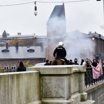 Polisen övervakar motdemonstranter i Tammerfors.