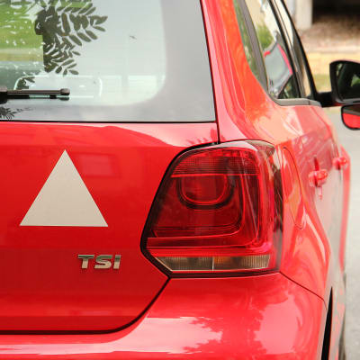Vit triangel på röd bil