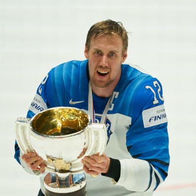 Marko Anttila lyfter VM-bucklan.