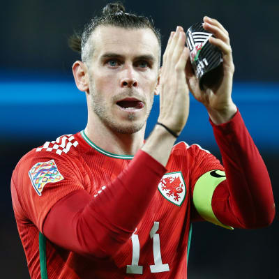 Gareth Bale applåderar.