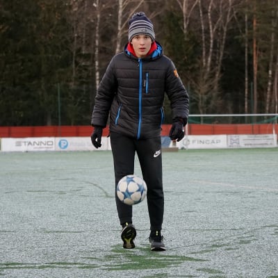 Kevin Larsson dribblar med bollen.